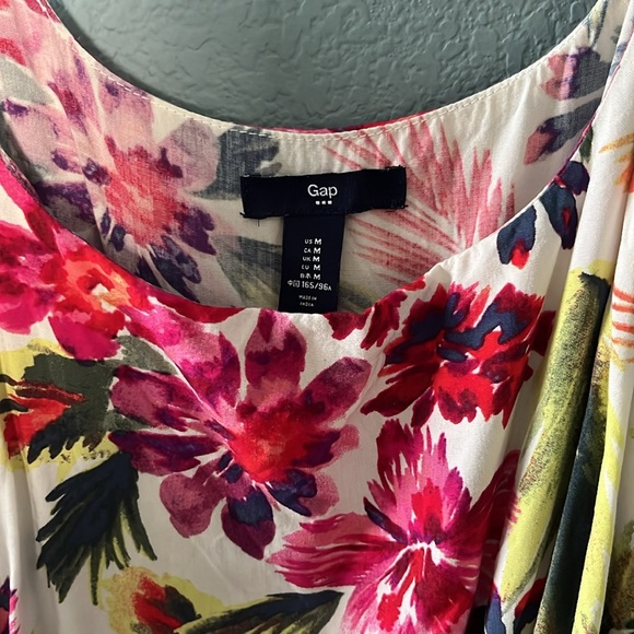Gap size M short floral romper - Picture 2 of 2